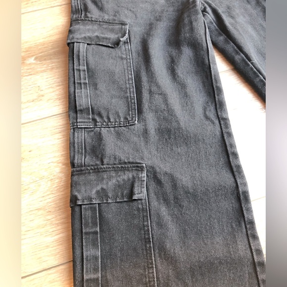 Trendy high waisted multi pocketed black cargo jeans! - Picture 4 of 4
